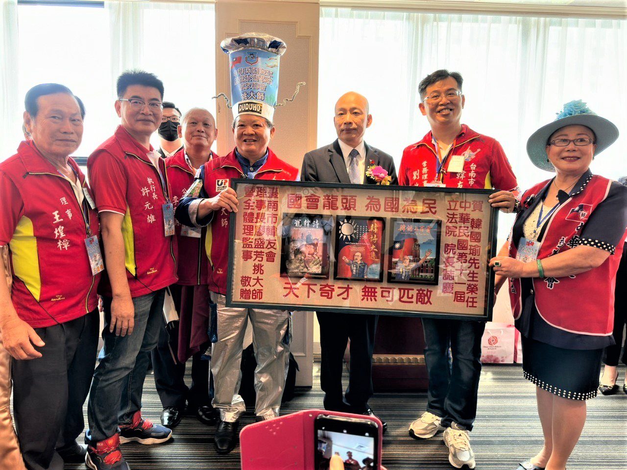 立院南客韓友五十餘上北拜會韓國瑜院長! 並送上韓詩賀匾! - 探即新聞| TanJiNews